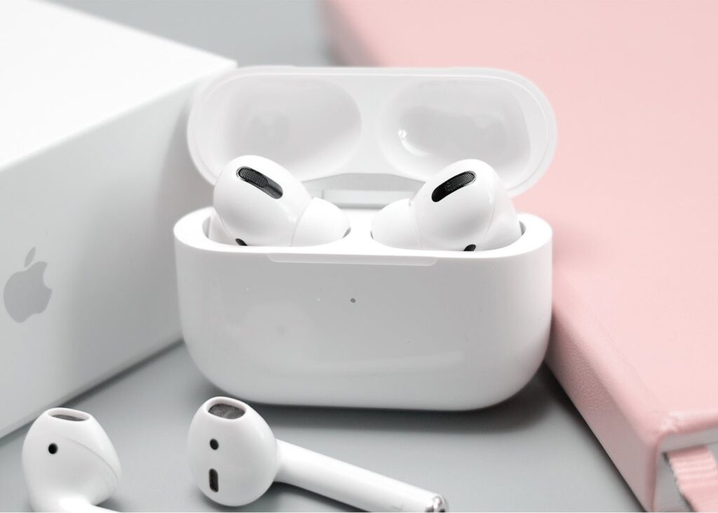 écouteur sans fil apple dans un boitier de recharge blanc