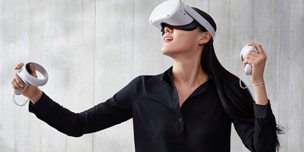 femme qui porte un casque VR